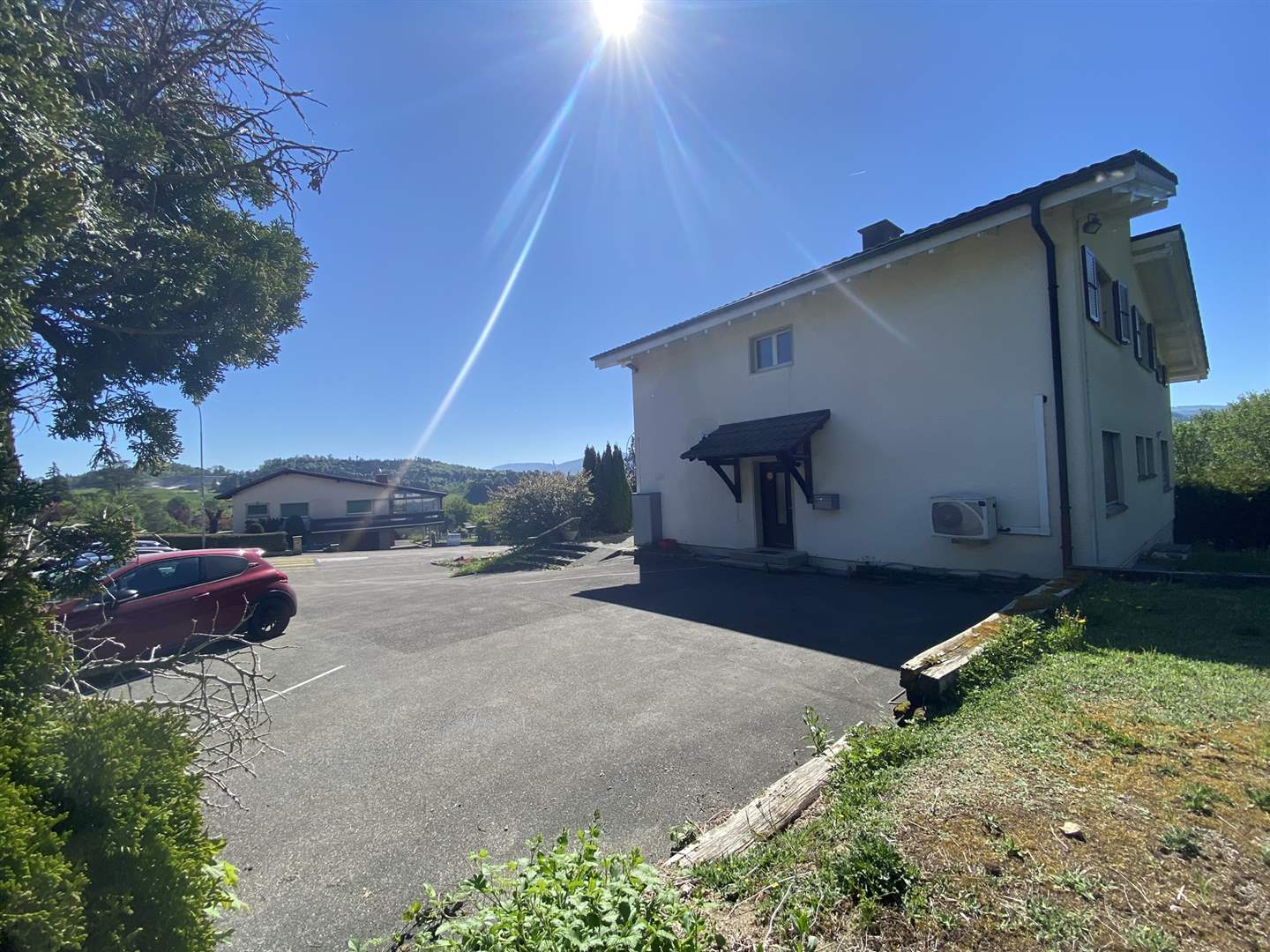 Hausansicht mit Einfahrt und Garten