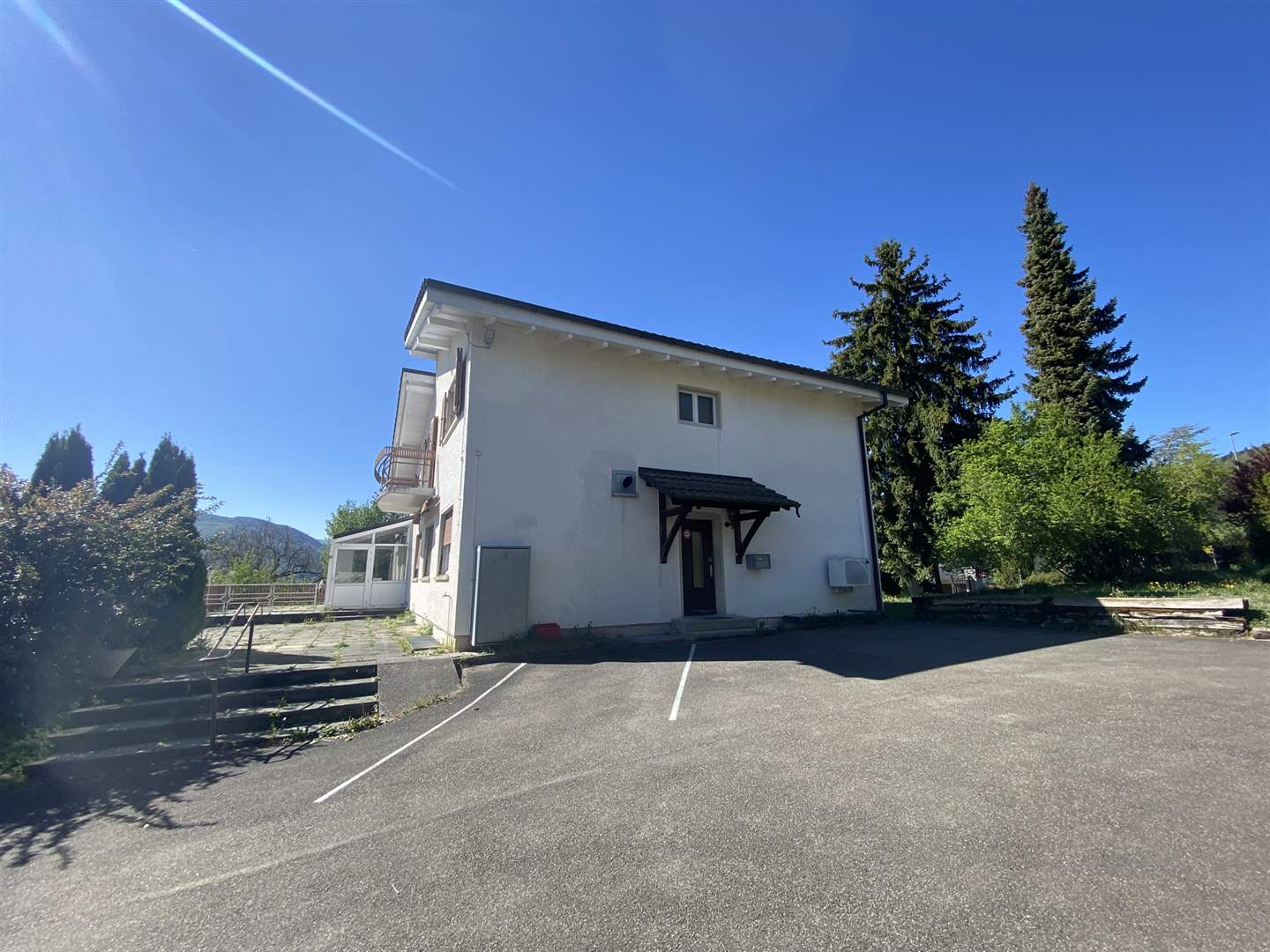 Außenansicht eines freistehenden Hauses mit Zufahrt