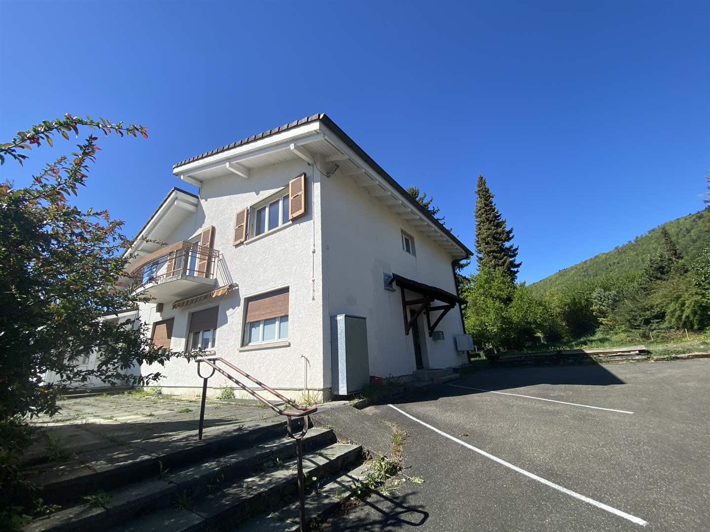 Wohnhaus mit Bergkulisse und Parkfläche