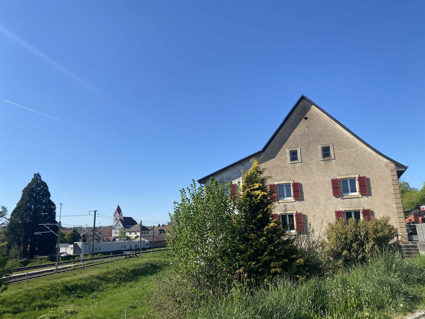 Historisches Wohnhaus mit steilem Satteldach und Garten