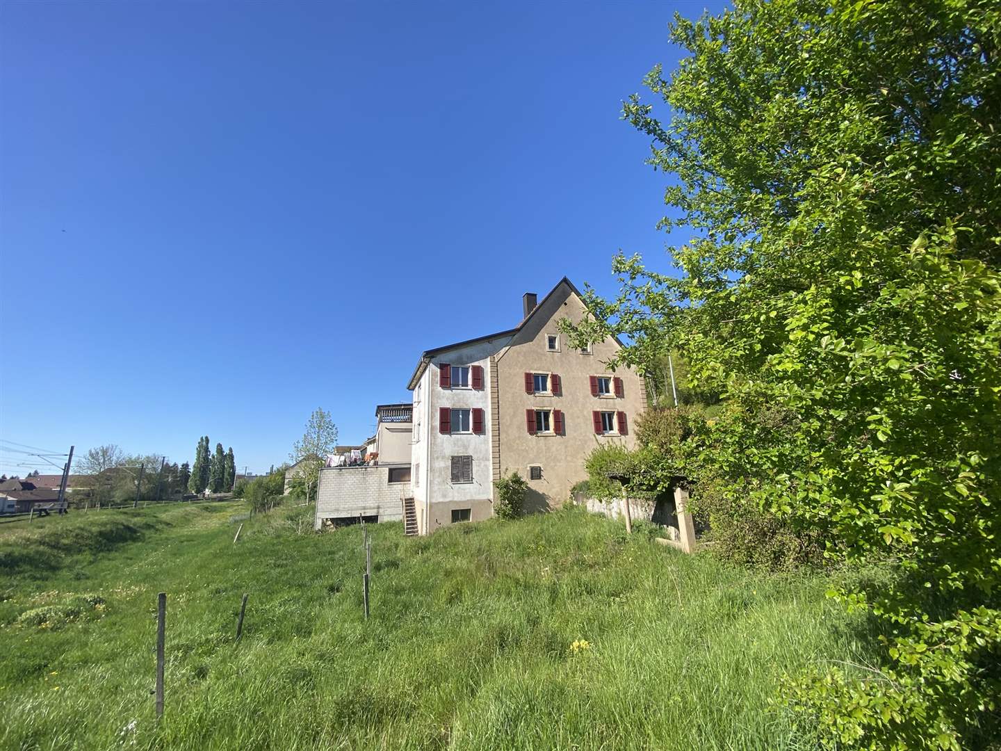 Außenansicht eines Hauses im Grünen