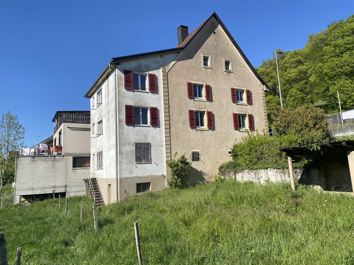 Außenansicht eines Wohnhauses am Hang