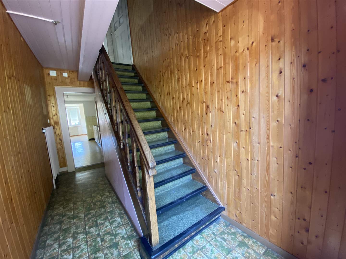 Treppenhaus mit Holzverkleidung