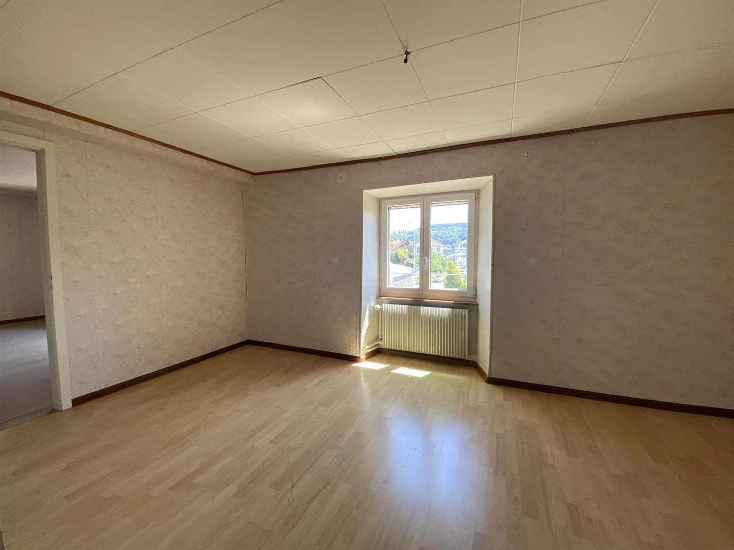 Leeres Zimmer mit Fenster und Heizkörper