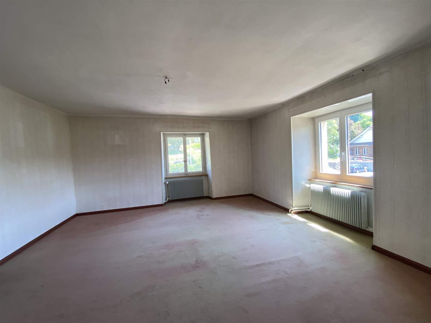 Leerer Wohnraum mit zwei Fenstern