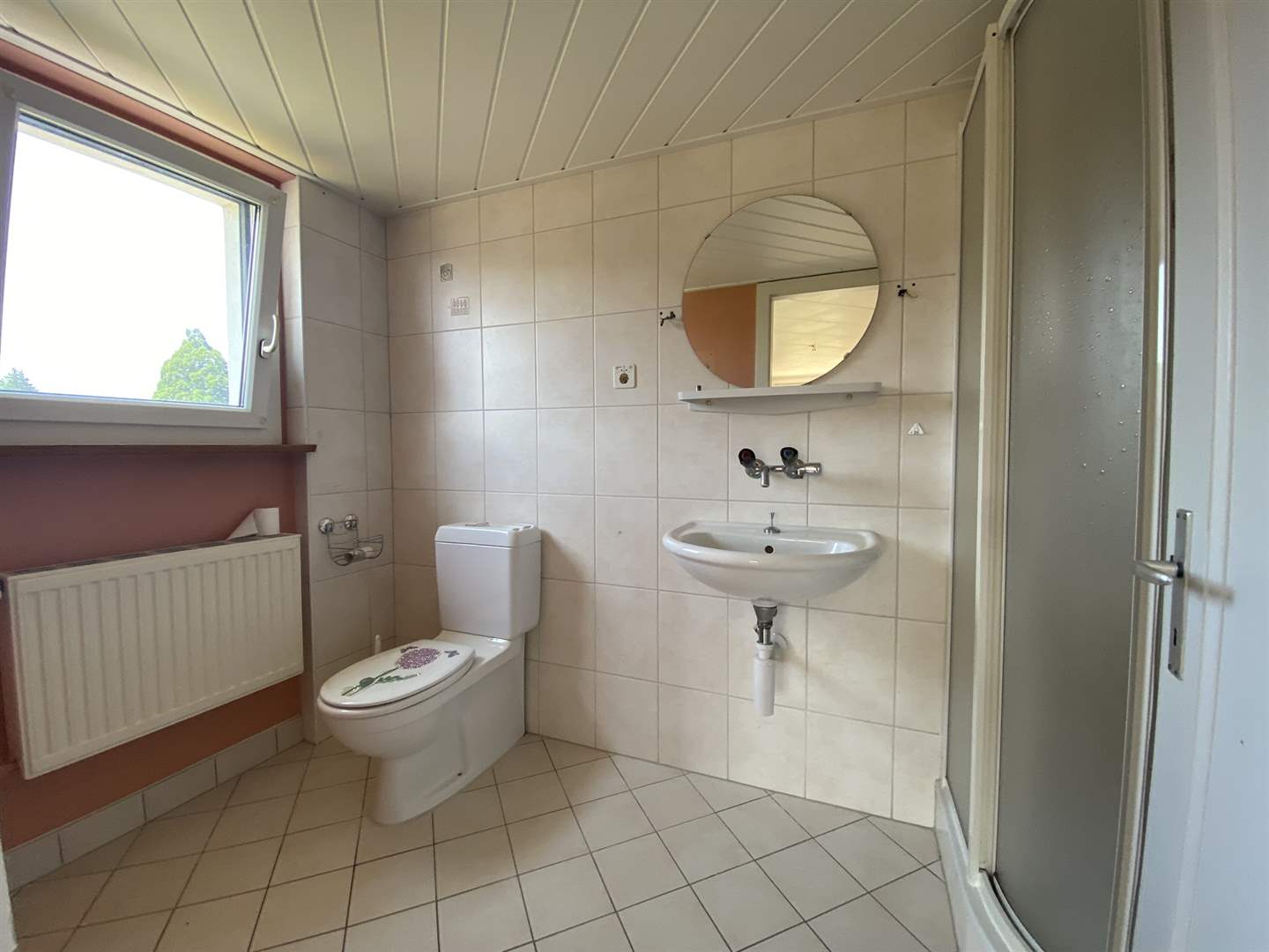 Kleines Badezimmer mit WC und Dusche