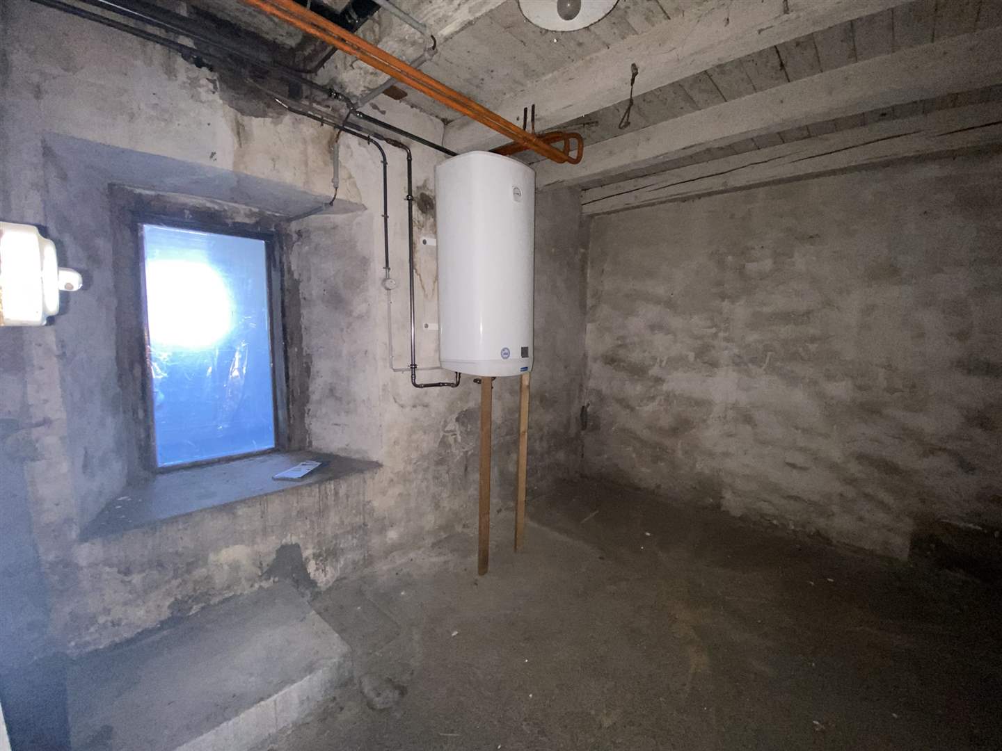 Kellerraum mit Technikinstallation
