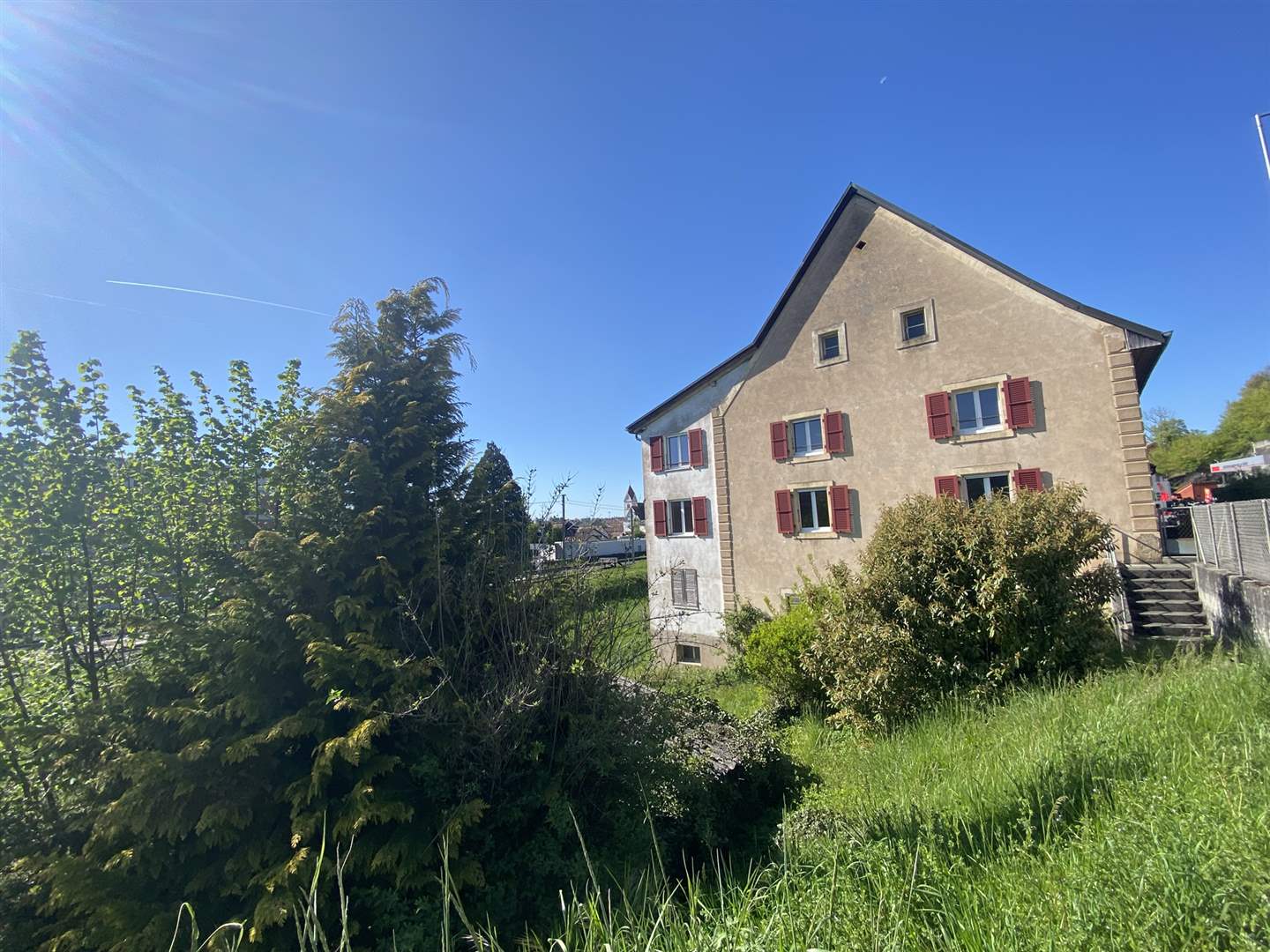 Außenansicht eines Hauses mit Garten