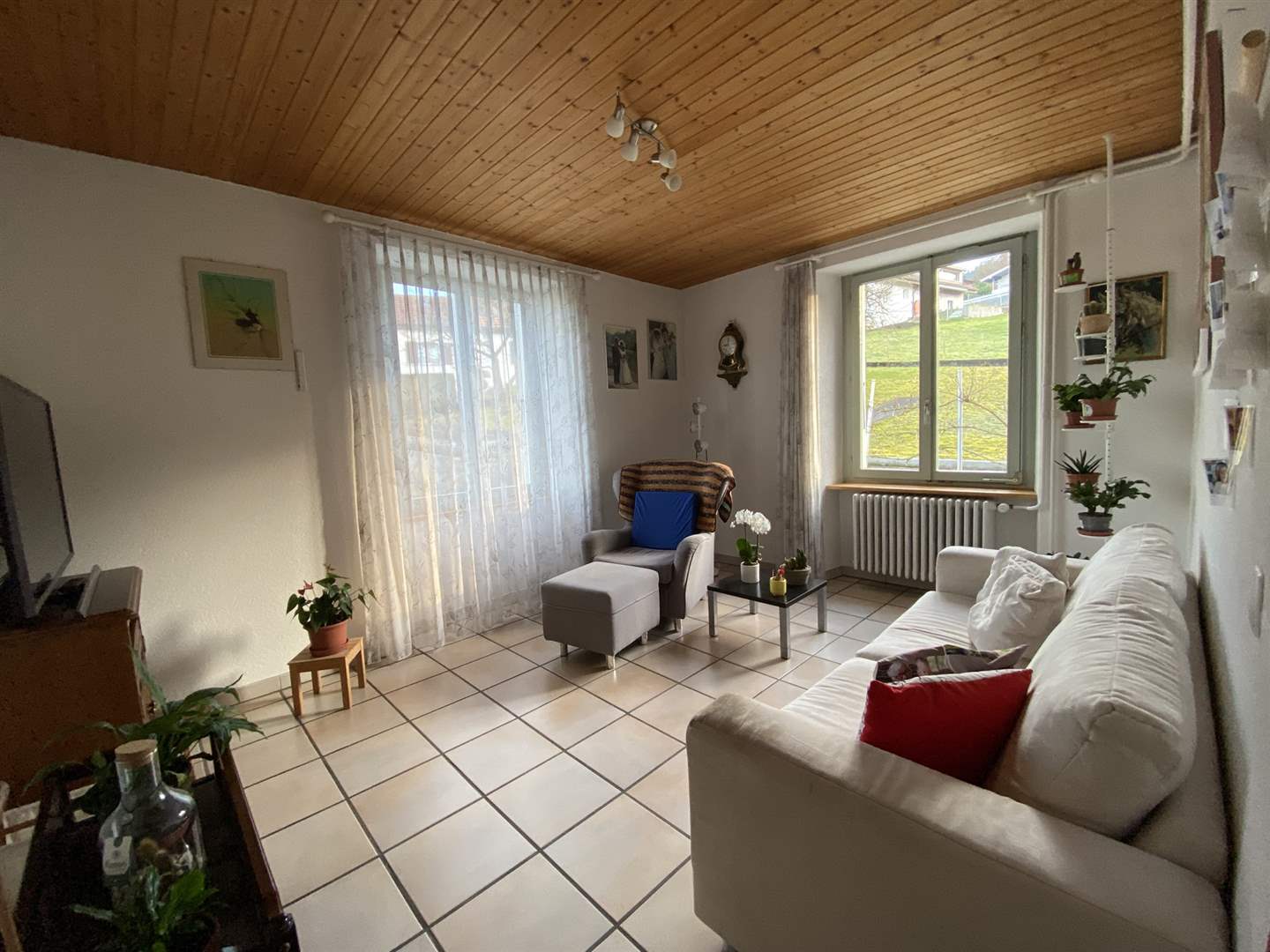 Wohnzimmer mit heller Einrichtung