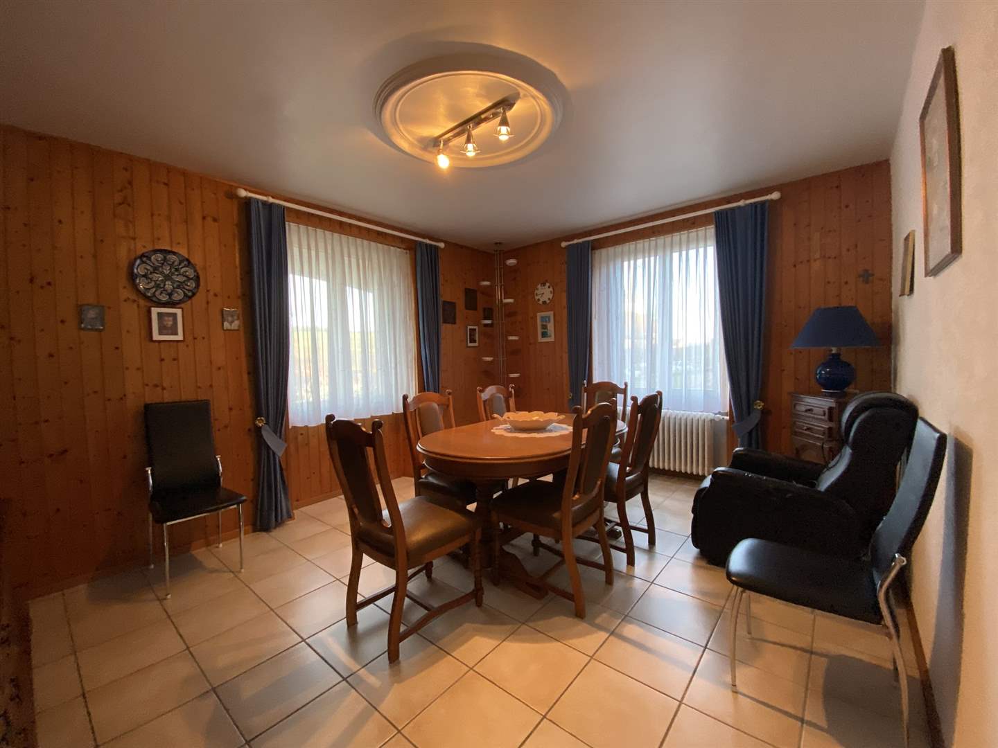 Esszimmer mit Holzvertäfelung
