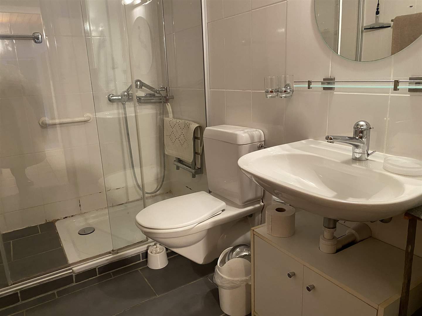 Badezimmer mit Dusche und WC