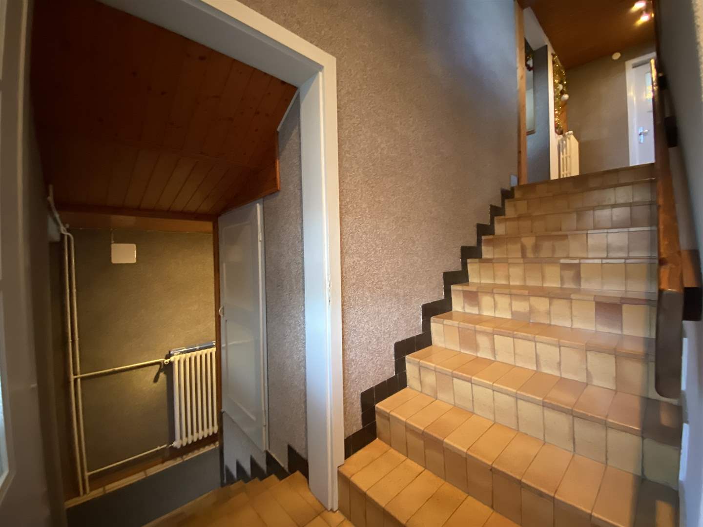 Treppenhaus mit Flur und Kellerabgang