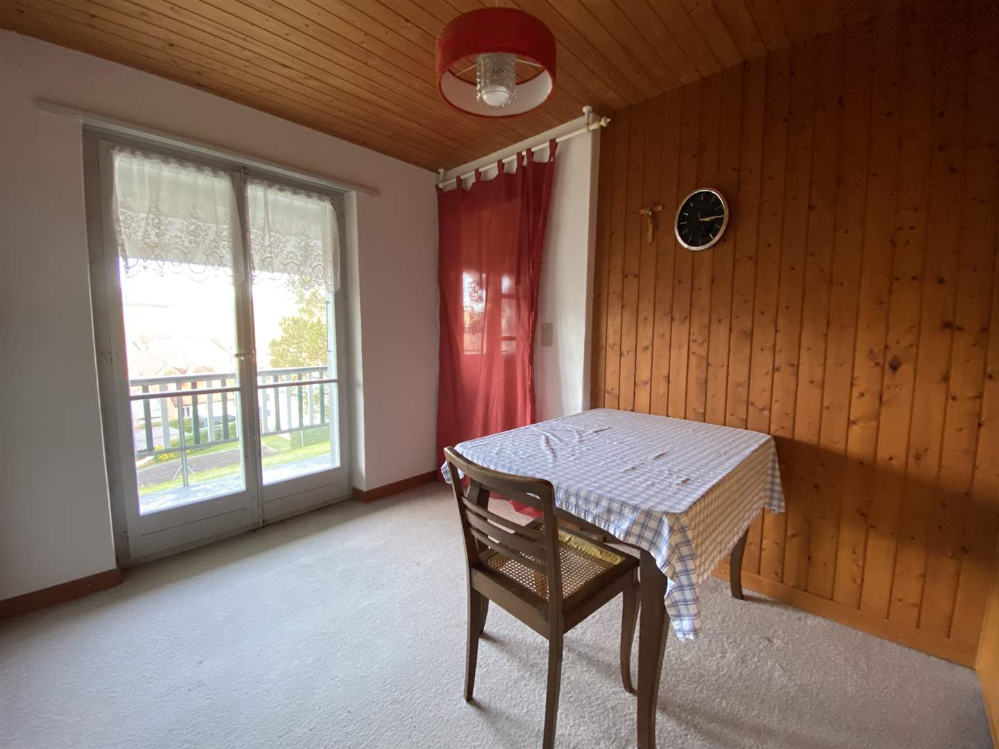 Kleines Esszimmer mit Balkonzugang