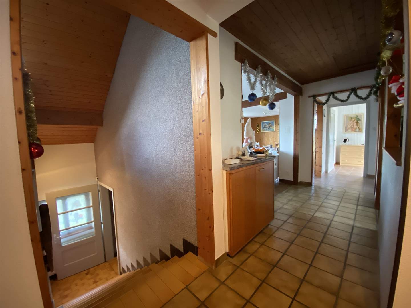 Flur mit Treppe und Holzverkleidung