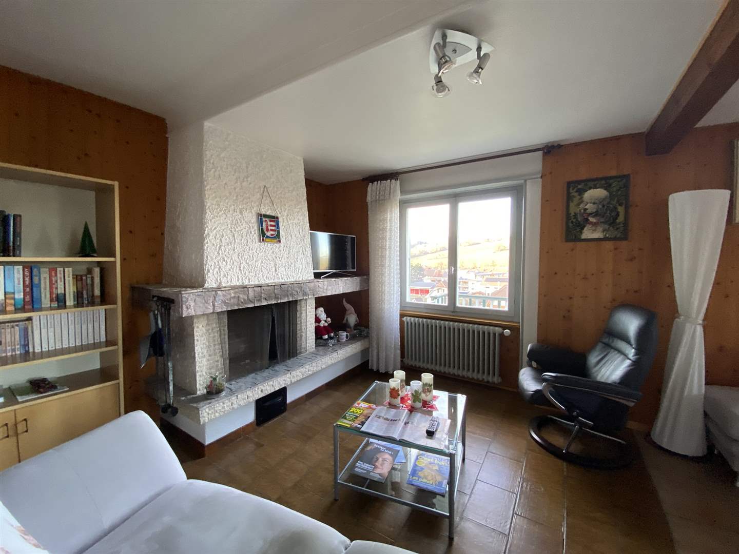 Wohnzimmer mit Kamin und Bergblick
