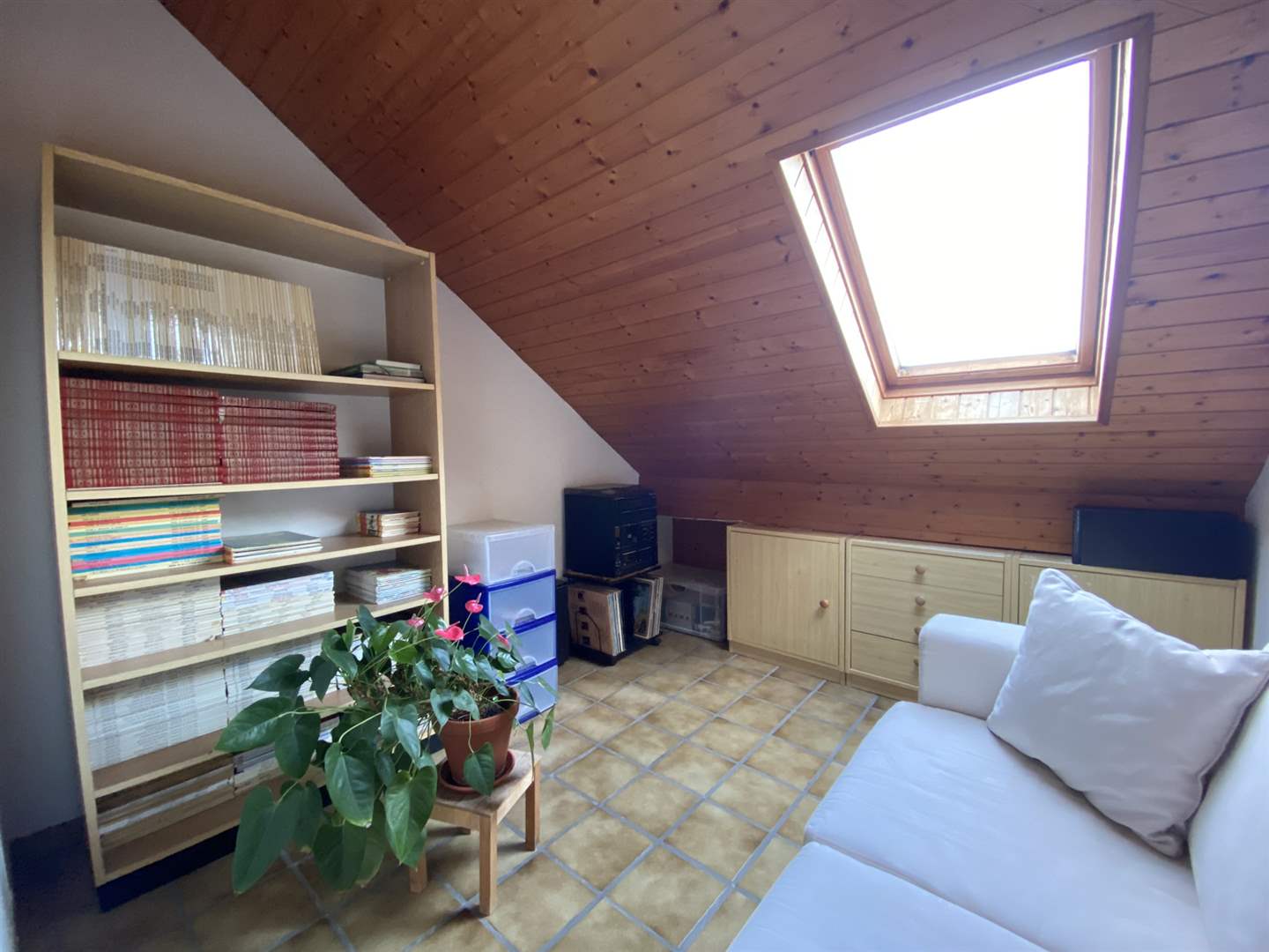 Dachzimmer mit Dachfenster und Holzdecke