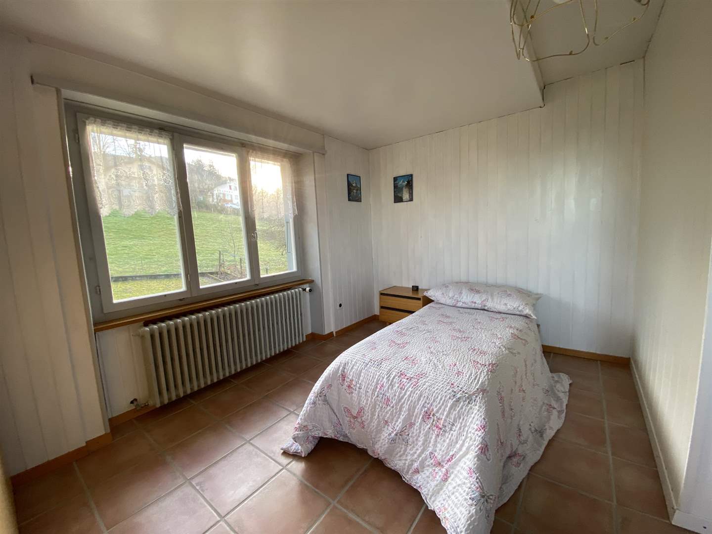 Helles Schlafzimmer mit Einzelbett