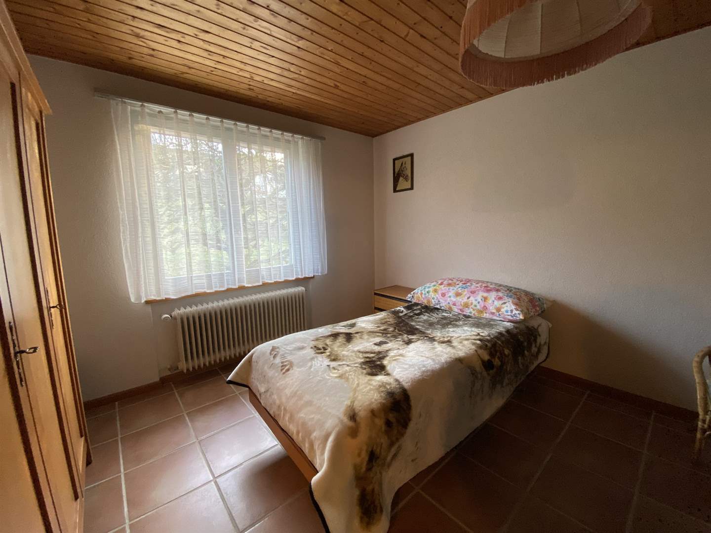 Schlafzimmer mit Holzdecke