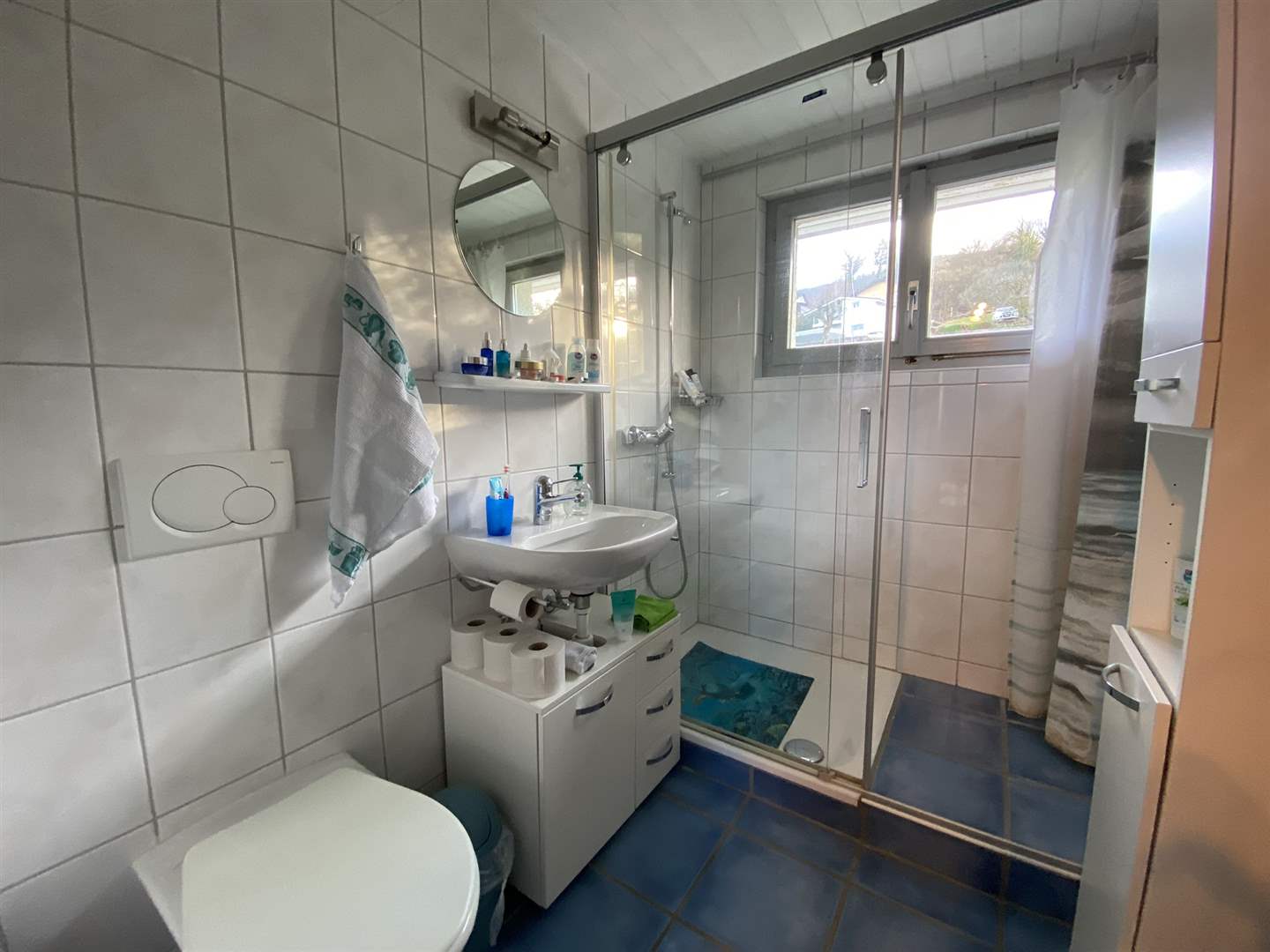 Modernes Badezimmer mit Dusche und Fenster