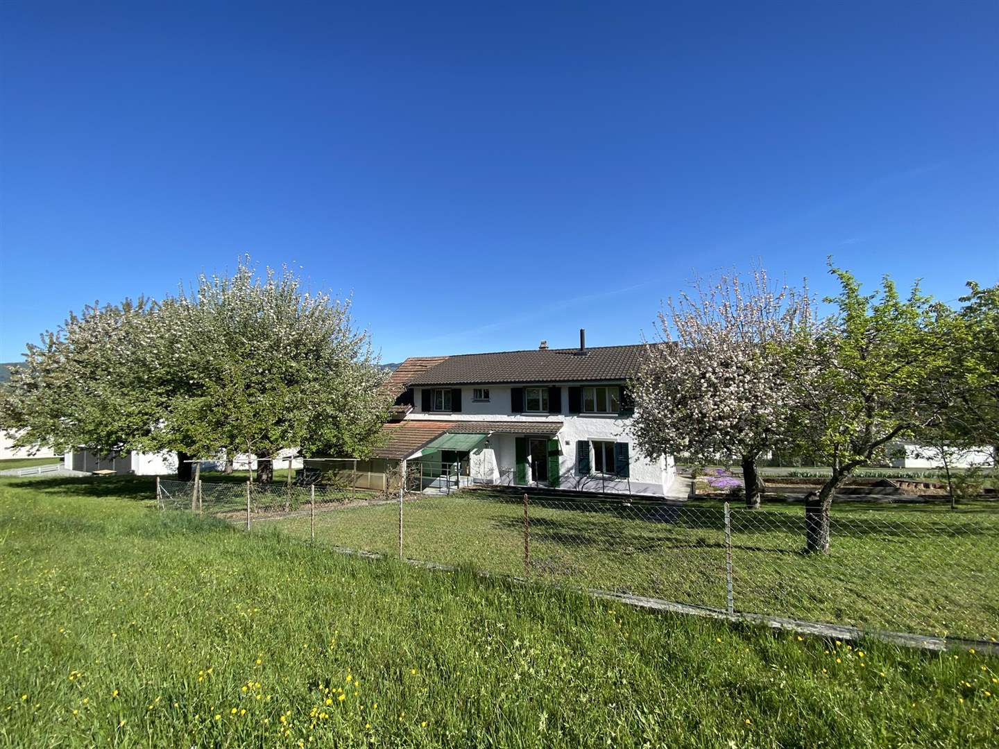 Ländliches Einfamilienhaus mit großem Garten