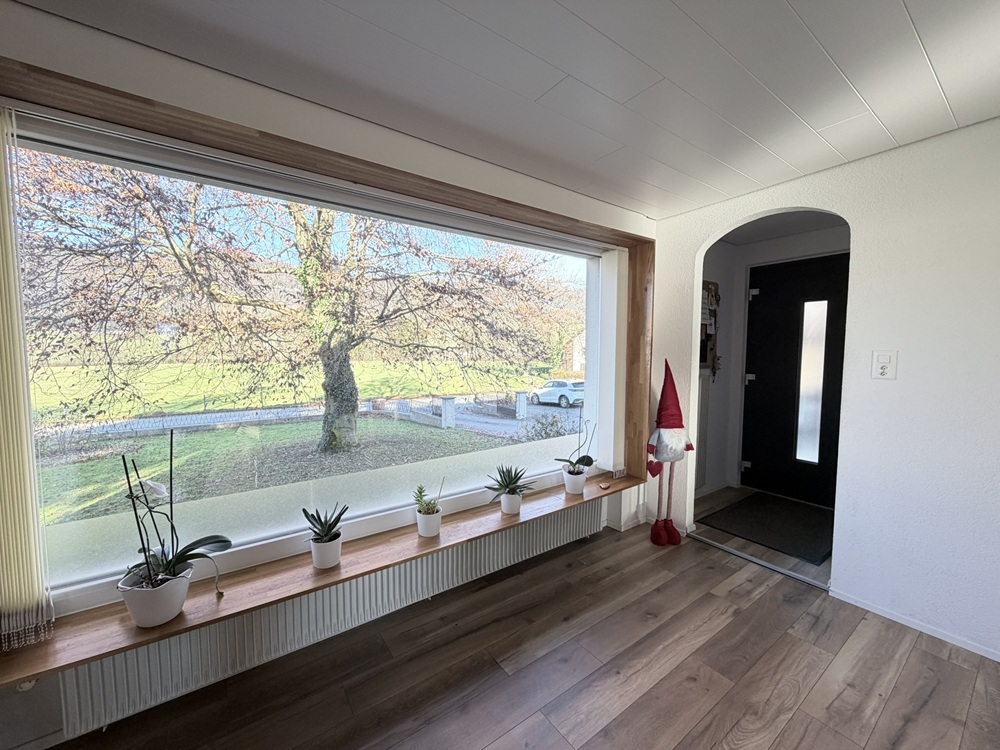 Heller Wohnraum mit großem Panoramafenster