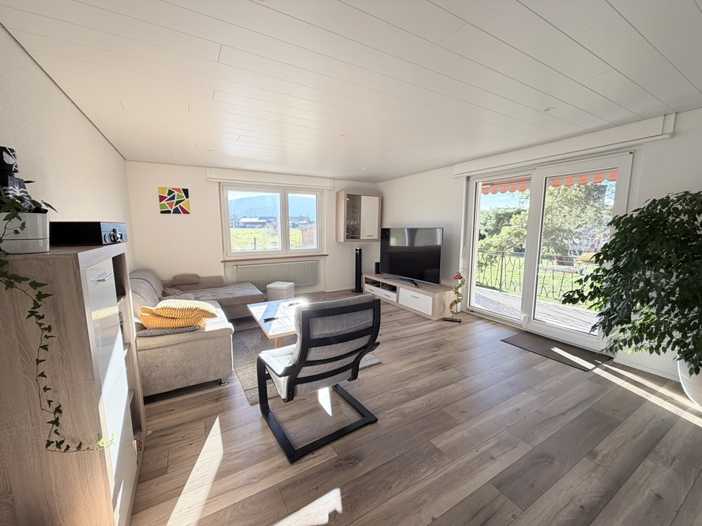 Helles Wohnzimmer mit Balkonblick