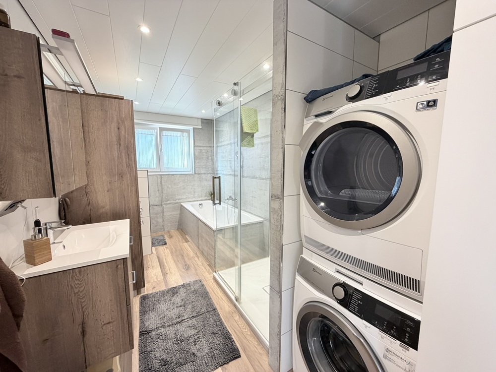 Modernes Badezimmer mit Dusche und Waschturm