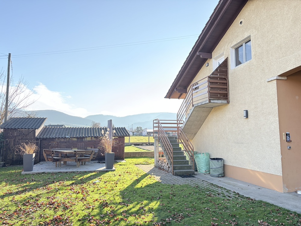 Hausaußenansicht mit Garten und Terrasse