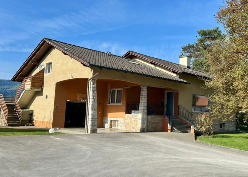 Hausansicht mit Garage und Balkon