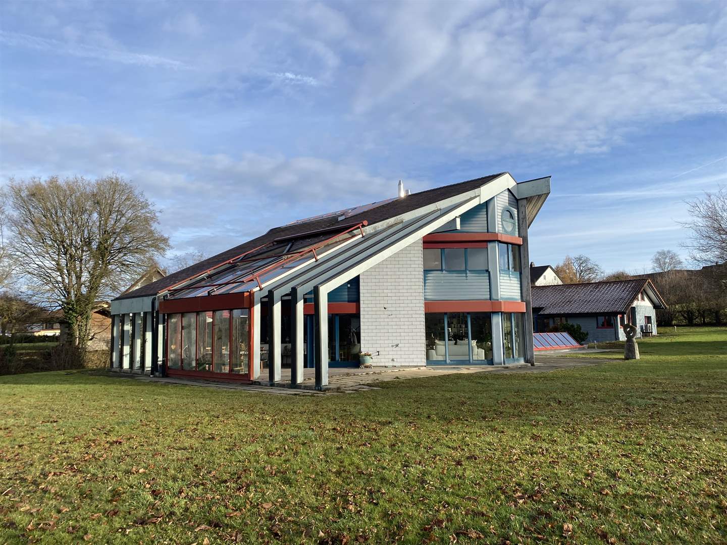 Moderne Außenansicht eines Hauses mit schrägem Dach