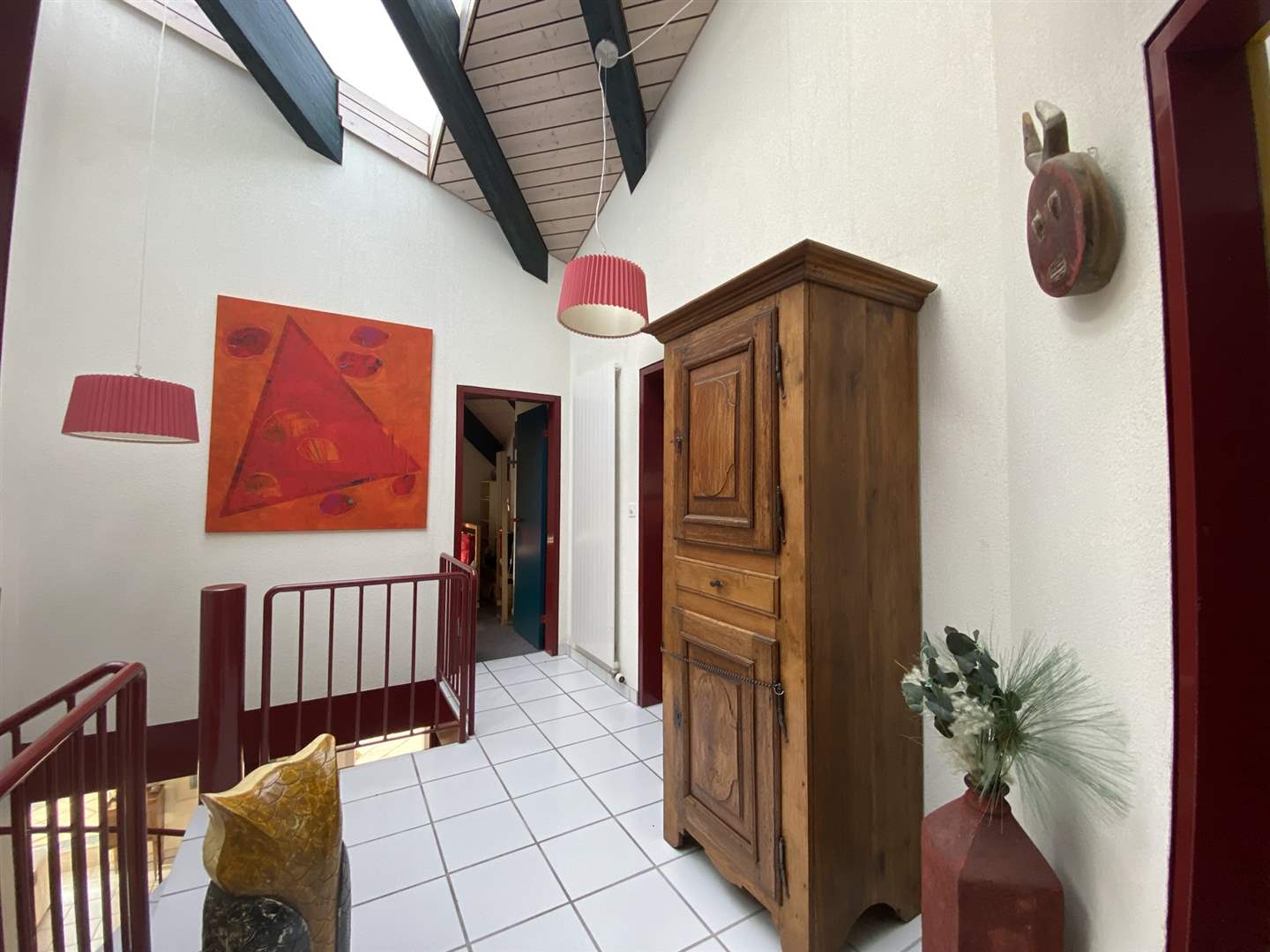 Galerie mit Treppenbereich und Holzschrank