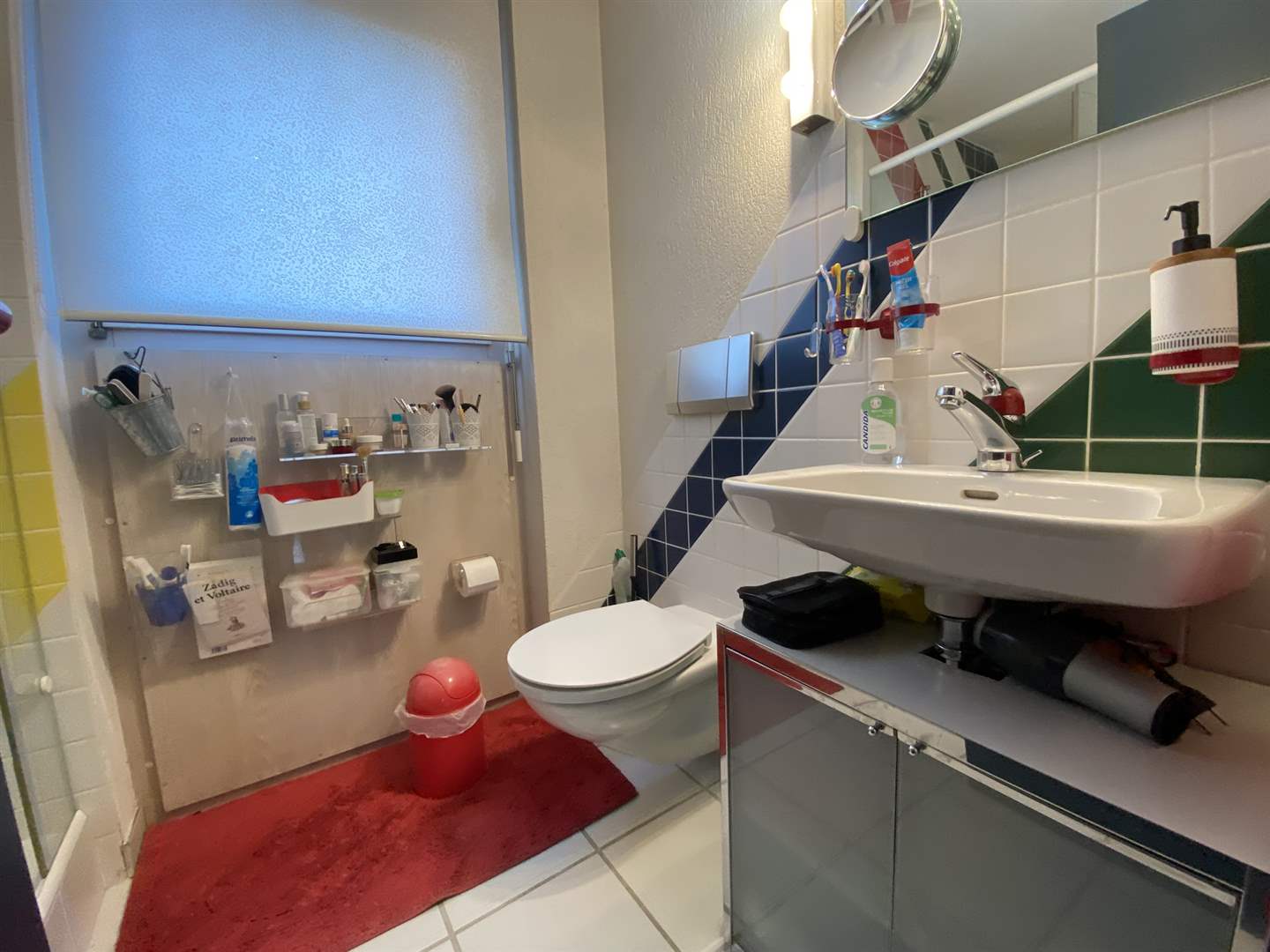 Kleines buntes Badezimmer mit Waschbecken und WC