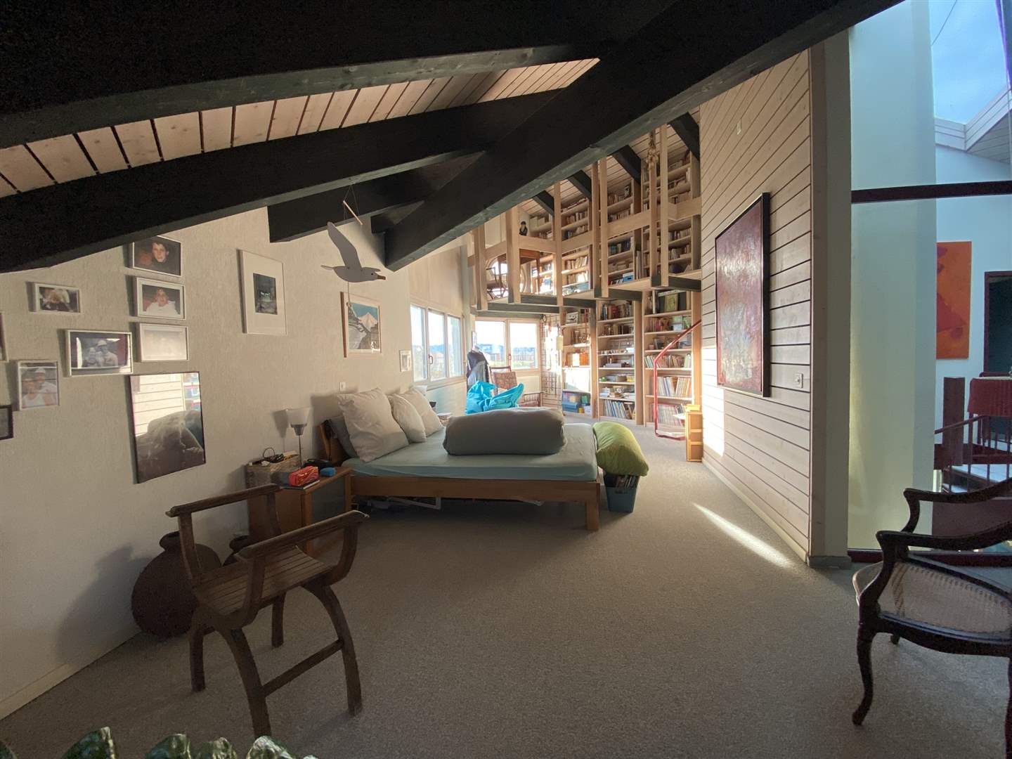 Lichtes Loft-Schlafzimmer mit Bibliothek