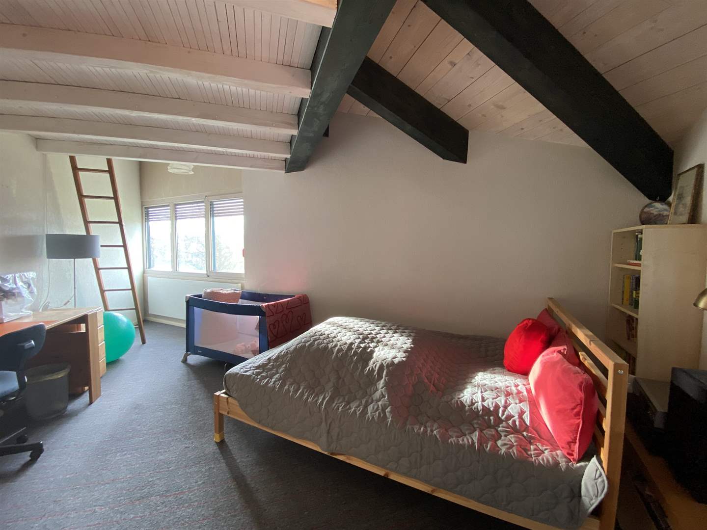 Dachgeschoss-Schlafzimmer mit Arbeitsbereich