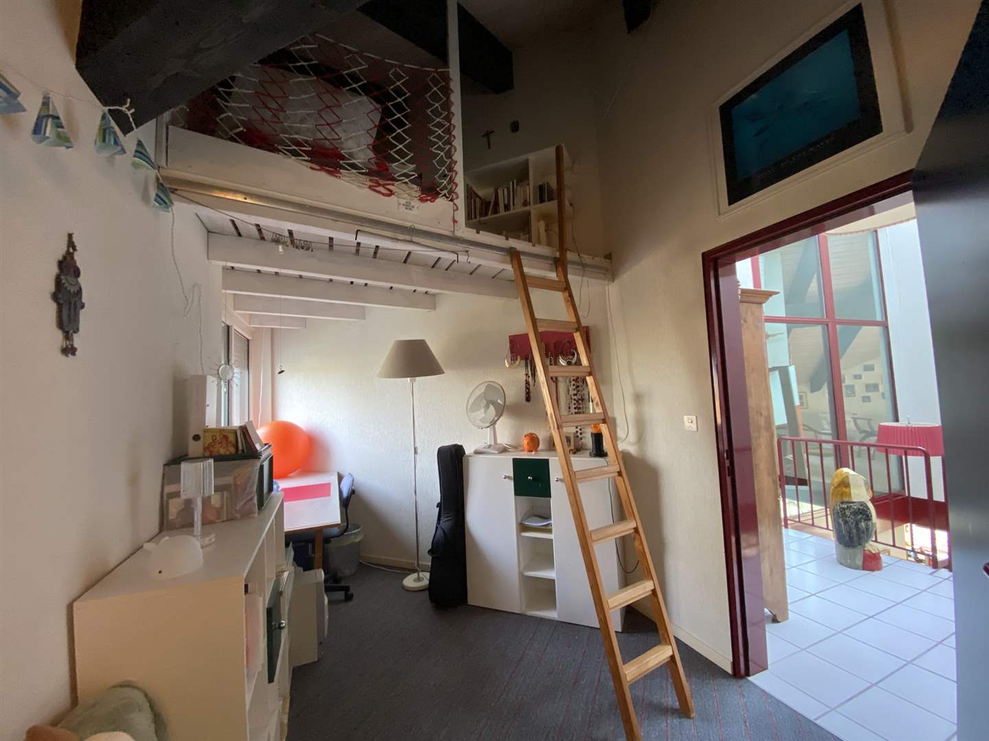 Möbliertes Hochbett-Zimmer mit Zugang zur Loggia