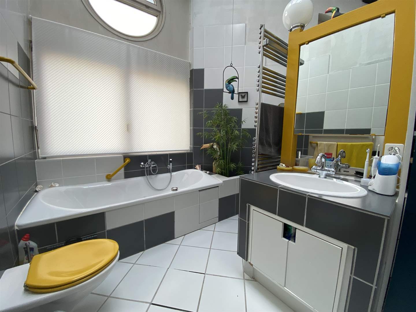 Badezimmer mit Badewanne und Waschbecken