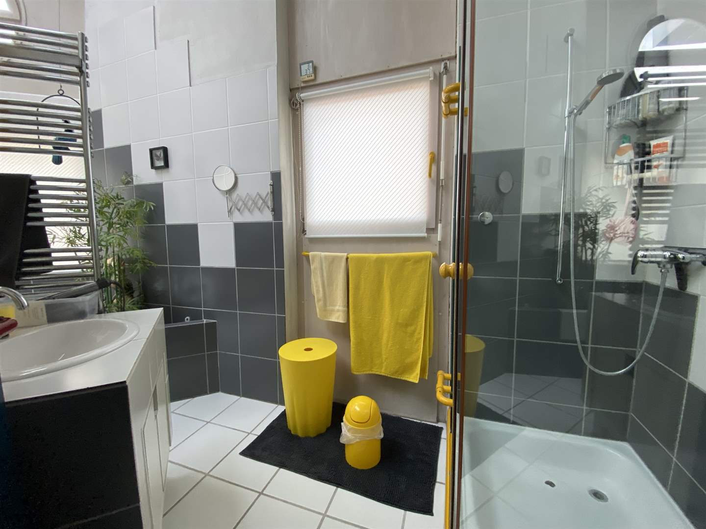 Modernes Badezimmer mit Dusche
