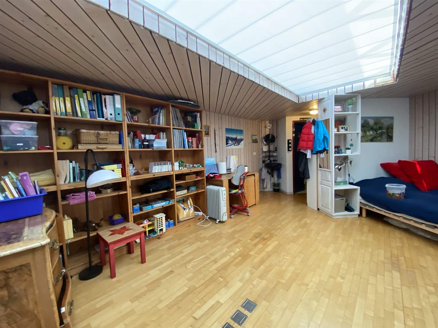 Helles Dachzimmer mit Holzverkleidung