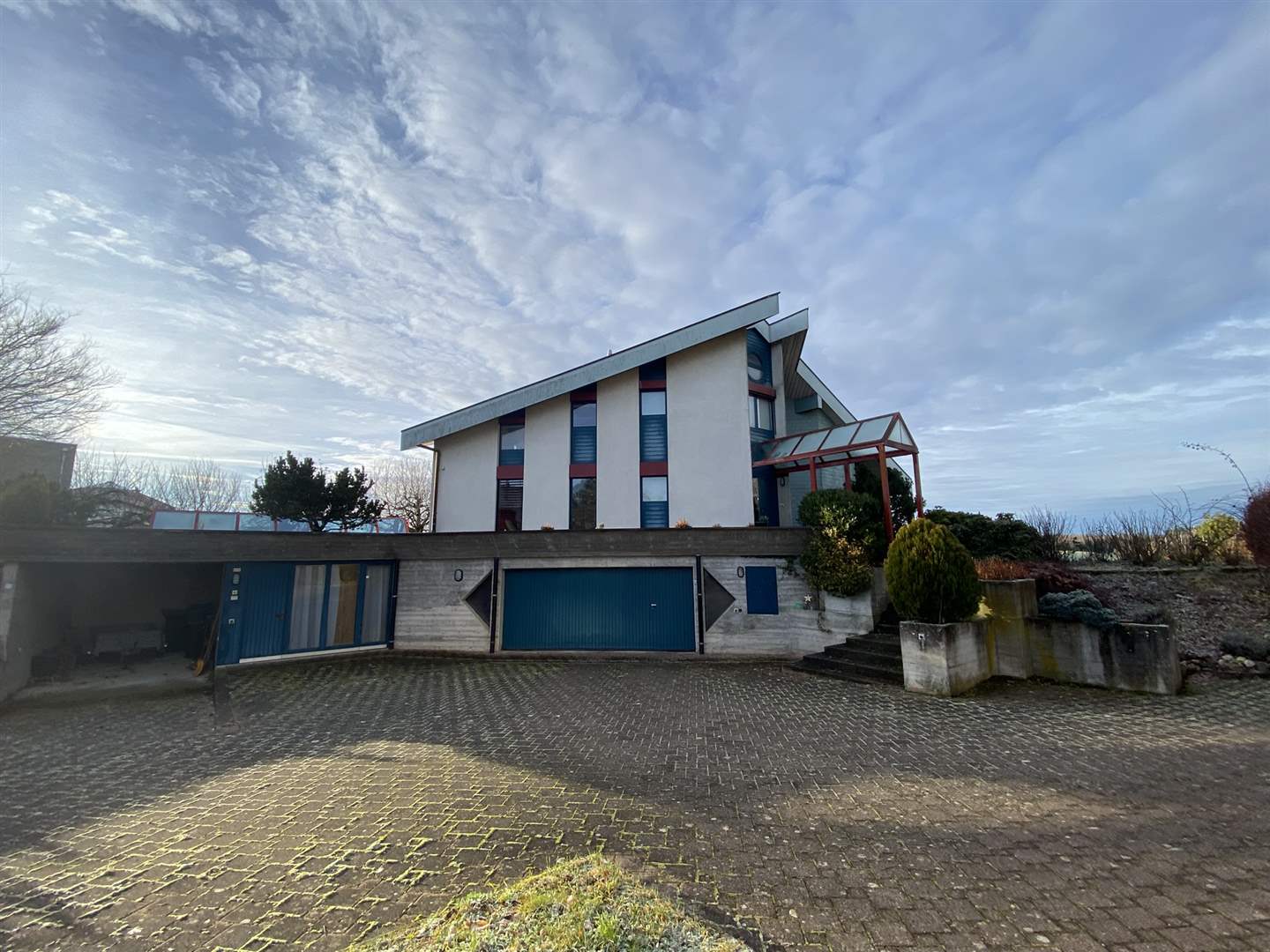 Modernes Haus mit Flachdach und großer Auffahrt