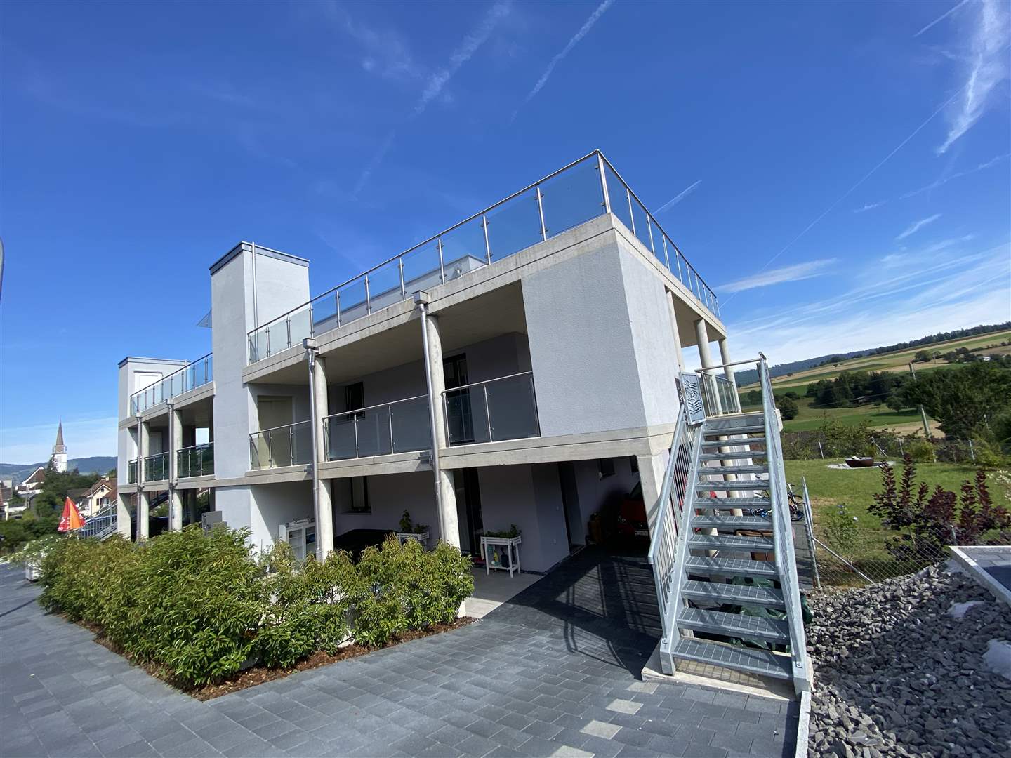 Moderne Außenansicht mit Terrassen und Treppe