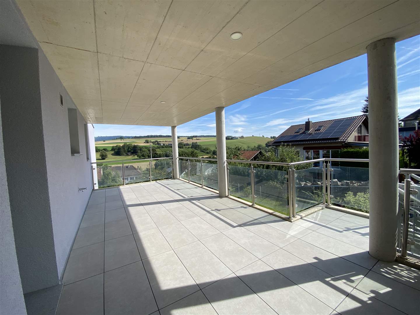 Überdachte Terrasse mit Panoramablick