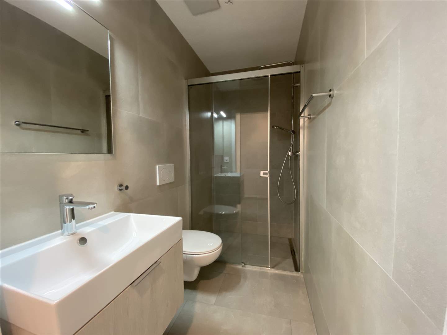 Modernes Badezimmer mit Dusche und Waschtisch
