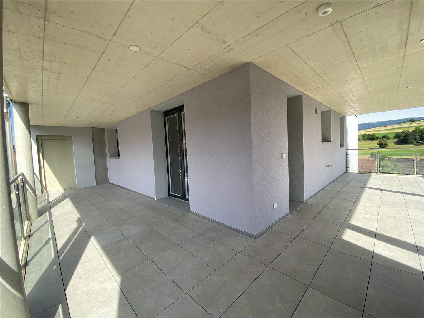 Großzügige überdachte Terrasse mit Weitblick