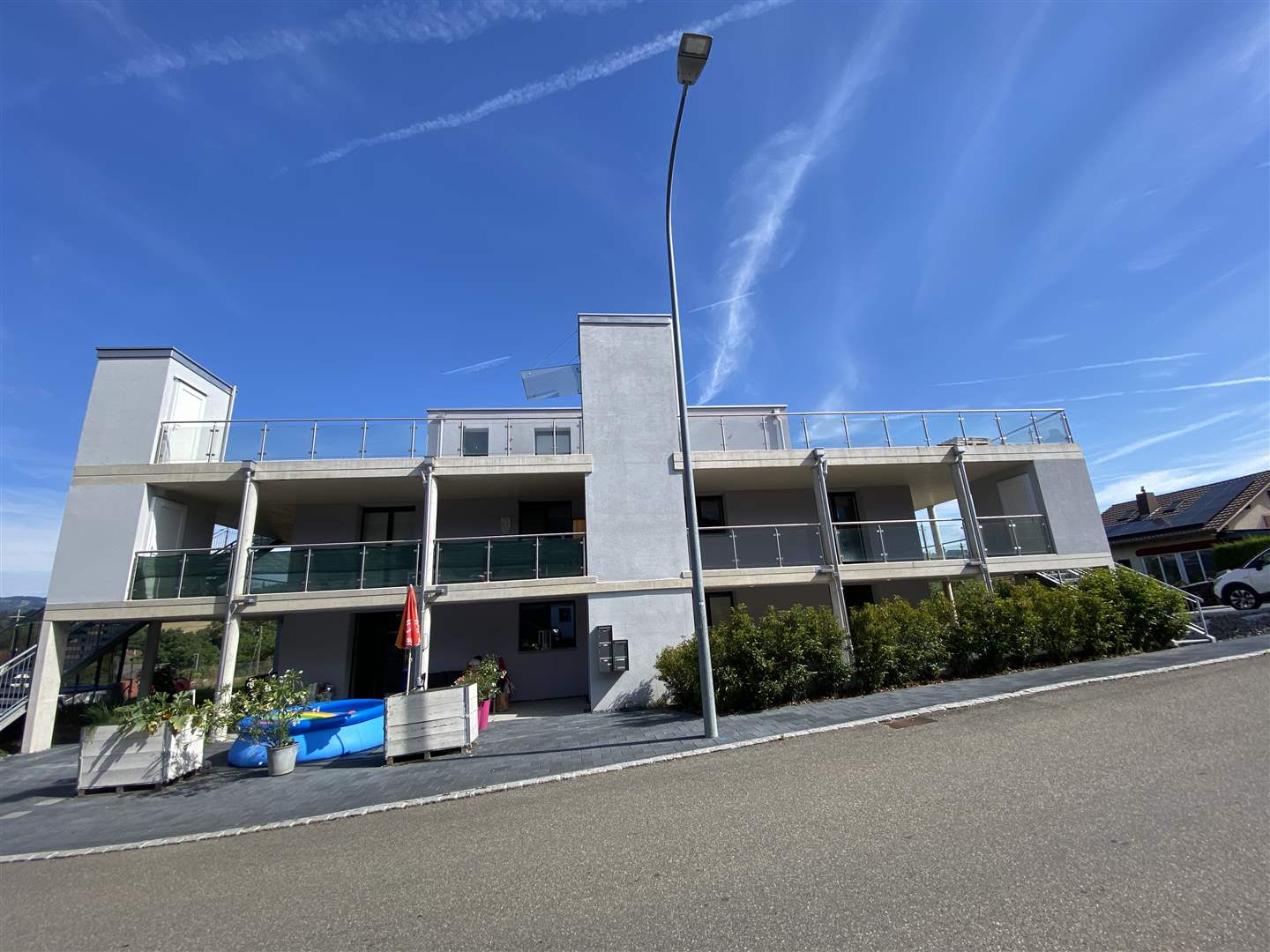 Moderne Mehrfamilienhaus-Ansicht von der Straße