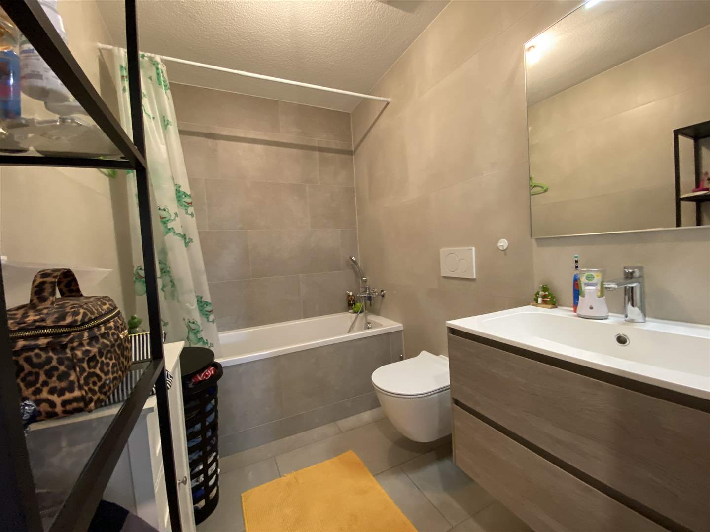 Modernes Badezimmer mit Badewanne und Waschtisch