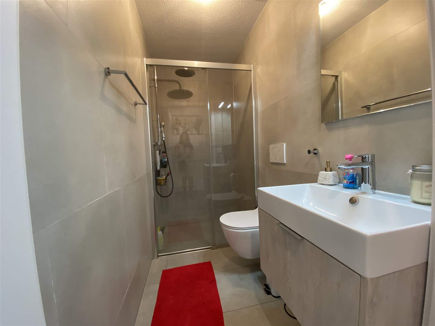 Modernes Badezimmer mit Dusche und Waschtisch