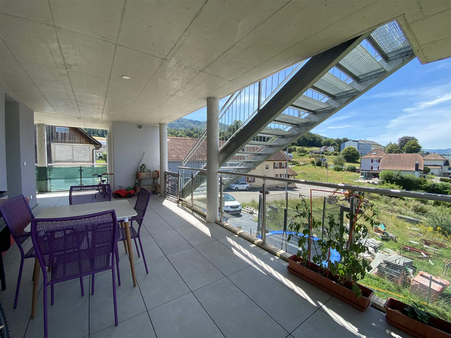 Überdachter Balkon mit Treppe und Ausblick