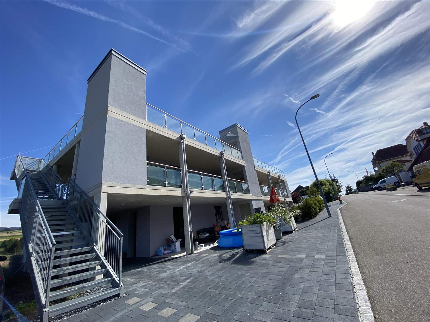 Modernes Mehrfamilienhaus mit Außentreppe