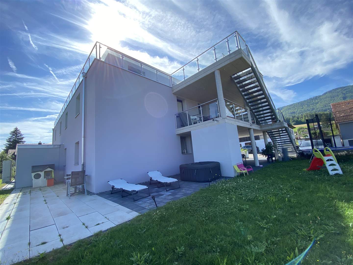 Moderne Außenansicht mit Terrasse und Dachterrasse