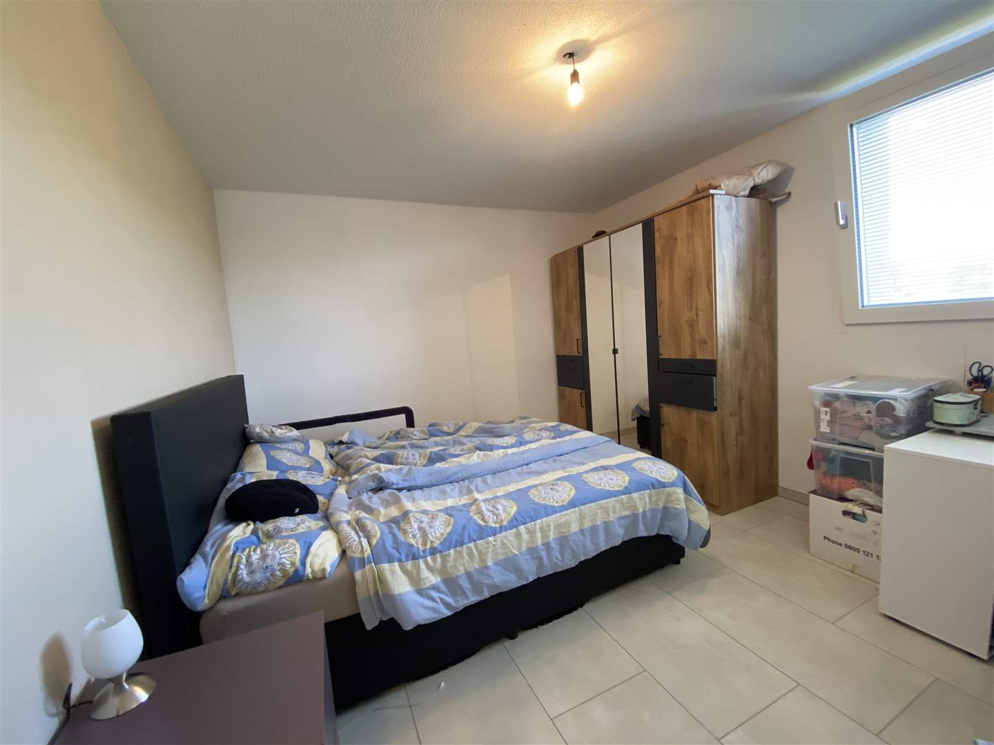 Schlafzimmer mit einfachem Mobiliar